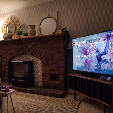 4-Bed Cotswold Getaway With Hot Tub & Gaming Room Churchdown Dış mekan fotoğraf