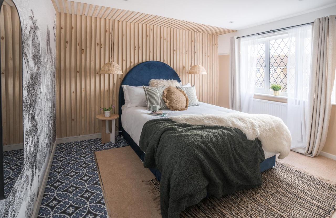 4-Bed Cotswold Getaway With Hot Tub & Gaming Room Churchdown Dış mekan fotoğraf