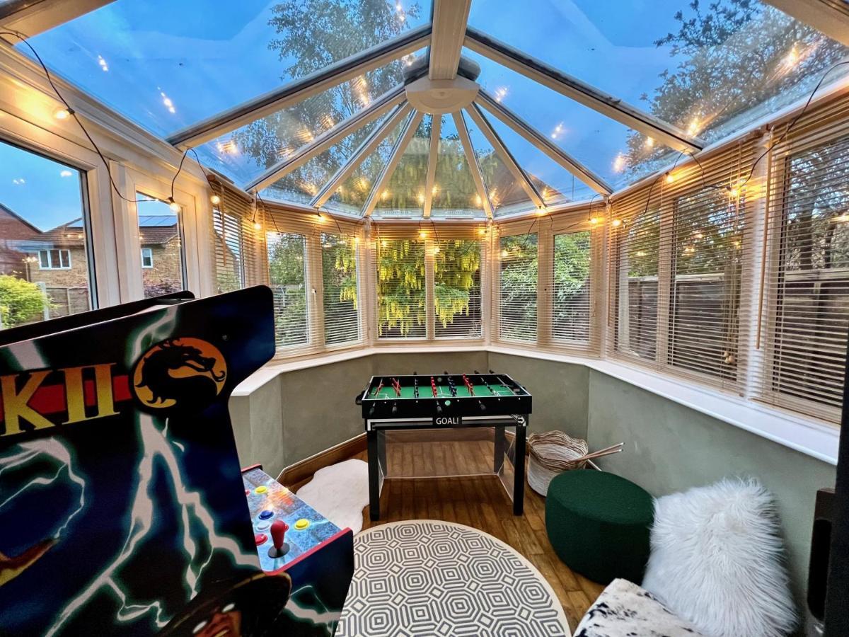 4-Bed Cotswold Getaway With Hot Tub & Gaming Room Churchdown Dış mekan fotoğraf