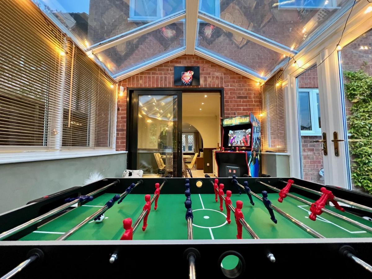 4-Bed Cotswold Getaway With Hot Tub & Gaming Room Churchdown Dış mekan fotoğraf