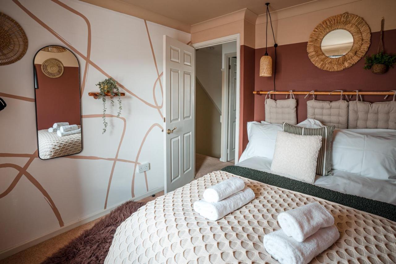 4-Bed Cotswold Getaway With Hot Tub & Gaming Room Churchdown Dış mekan fotoğraf