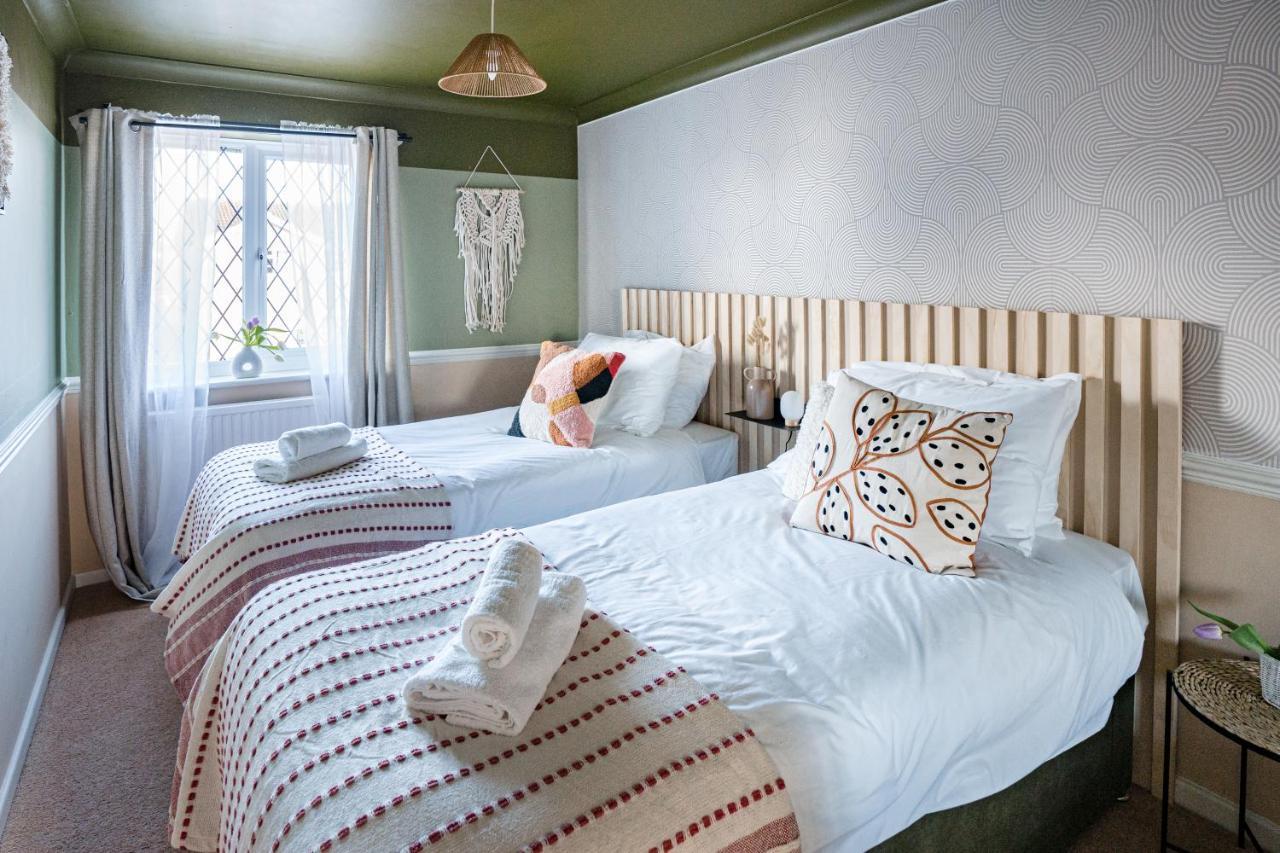 4-Bed Cotswold Getaway With Hot Tub & Gaming Room Churchdown Dış mekan fotoğraf