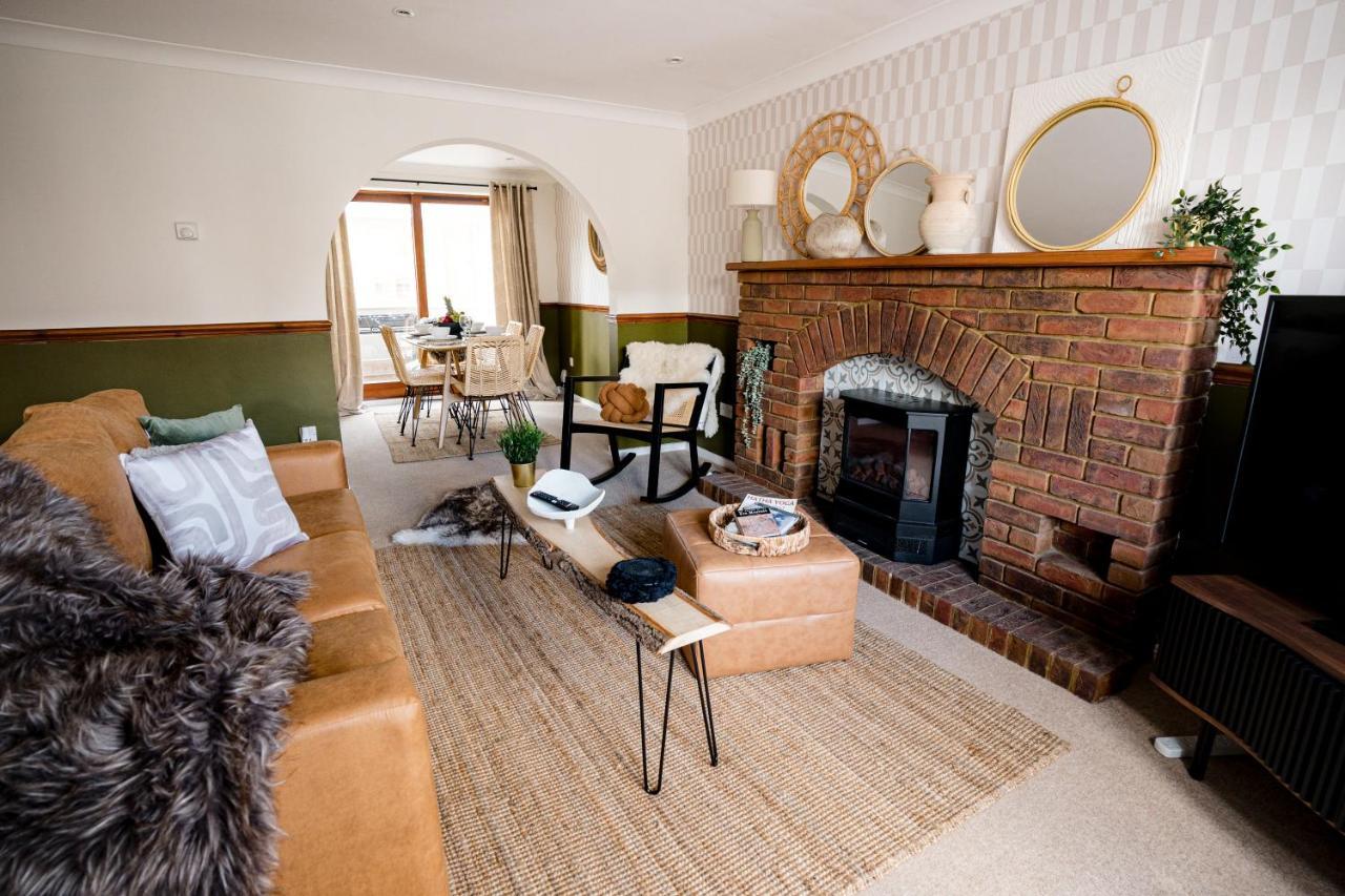 4-Bed Cotswold Getaway With Hot Tub & Gaming Room Churchdown Dış mekan fotoğraf