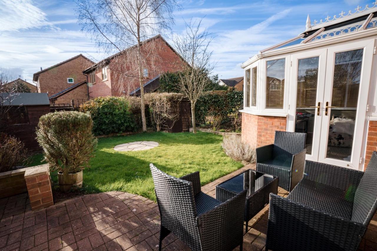 4-Bed Cotswold Getaway With Hot Tub & Gaming Room Churchdown Dış mekan fotoğraf
