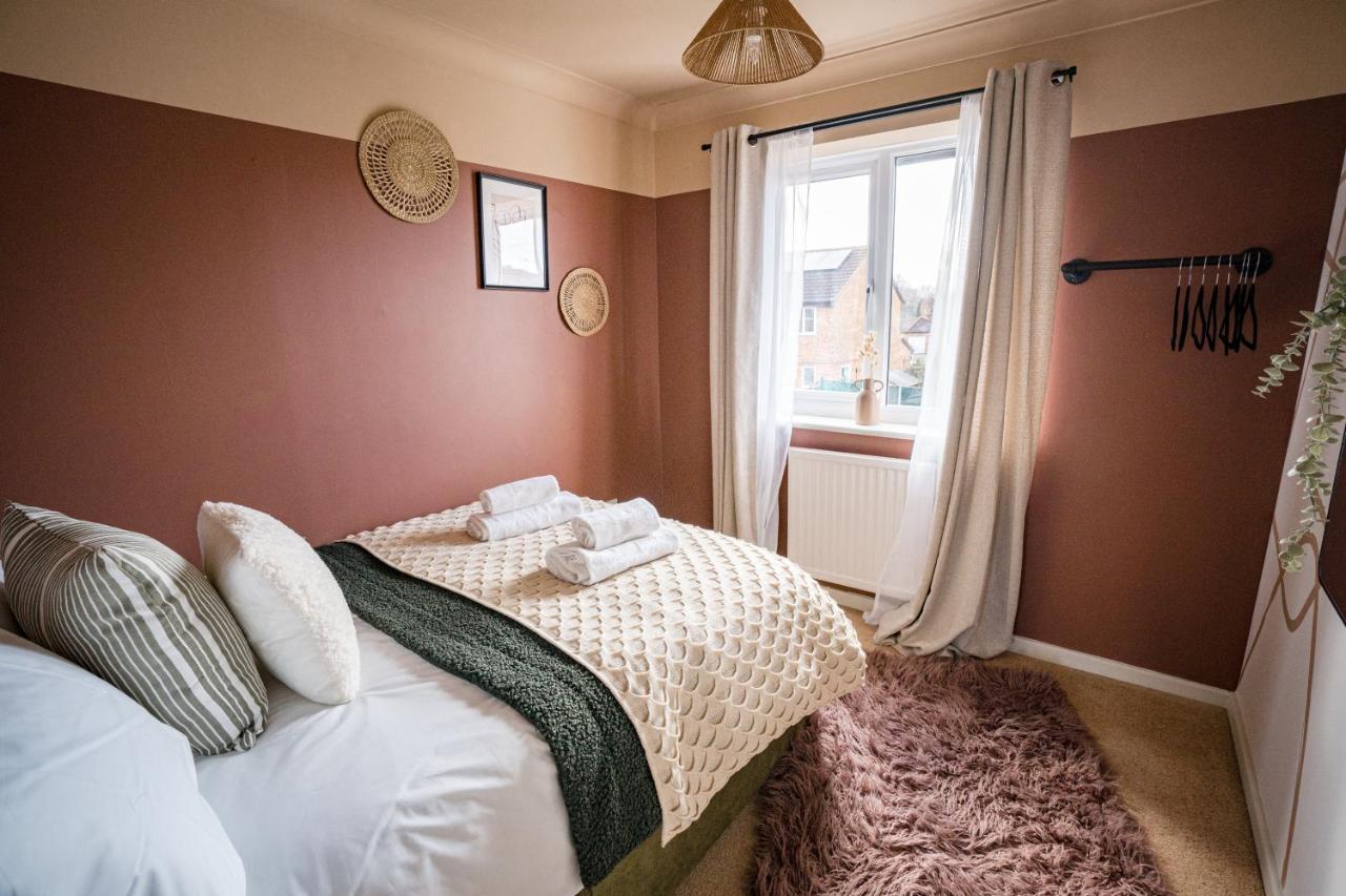 4-Bed Cotswold Getaway With Hot Tub & Gaming Room Churchdown Dış mekan fotoğraf