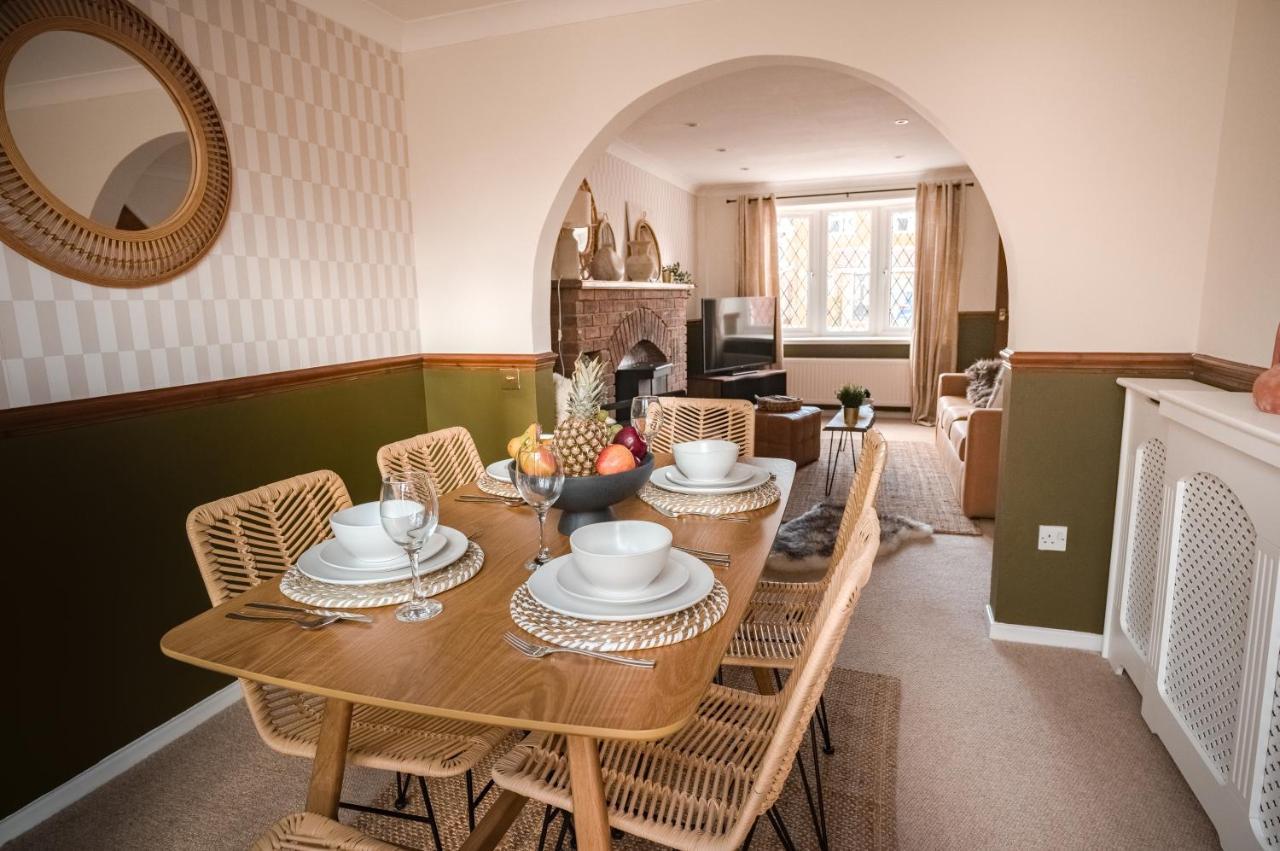 4-Bed Cotswold Getaway With Hot Tub & Gaming Room Churchdown Dış mekan fotoğraf