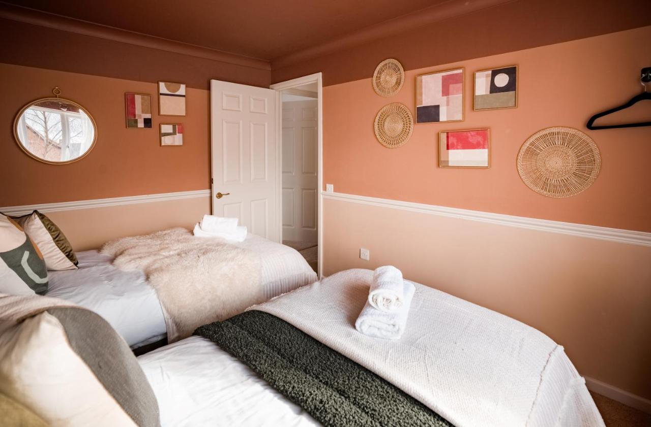 4-Bed Cotswold Getaway With Hot Tub & Gaming Room Churchdown Dış mekan fotoğraf