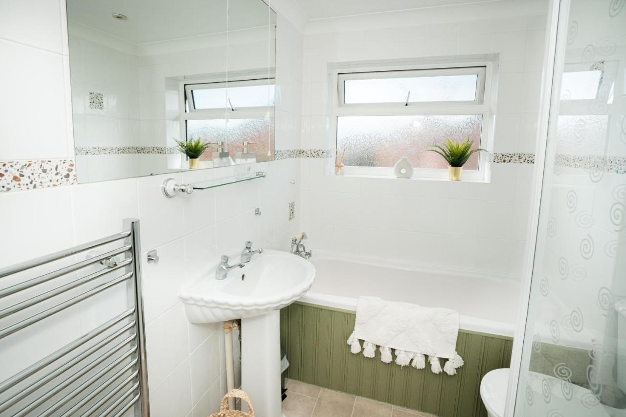4-Bed Cotswold Getaway With Hot Tub & Gaming Room Churchdown Dış mekan fotoğraf