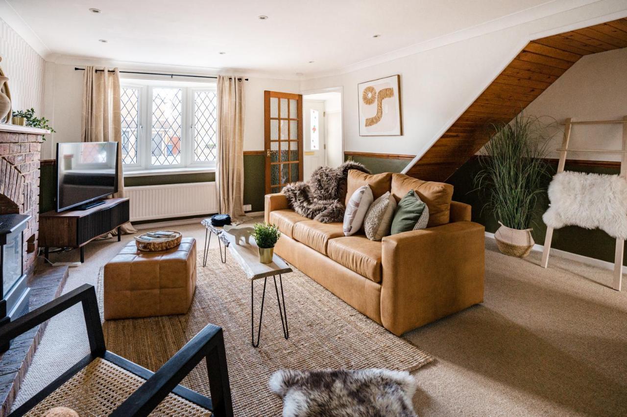 4-Bed Cotswold Getaway With Hot Tub & Gaming Room Churchdown Dış mekan fotoğraf