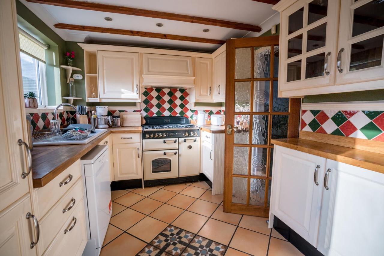 4-Bed Cotswold Getaway With Hot Tub & Gaming Room Churchdown Dış mekan fotoğraf