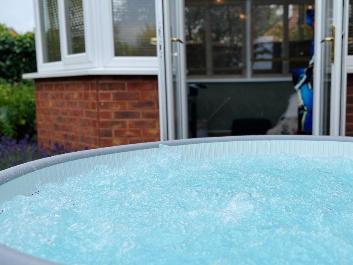 4-Bed Cotswold Getaway With Hot Tub & Gaming Room Churchdown Dış mekan fotoğraf
