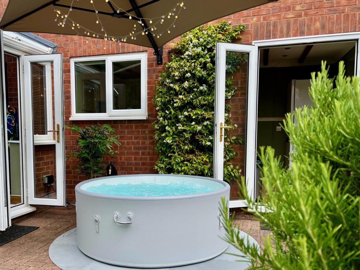 4-Bed Cotswold Getaway With Hot Tub & Gaming Room Churchdown Dış mekan fotoğraf