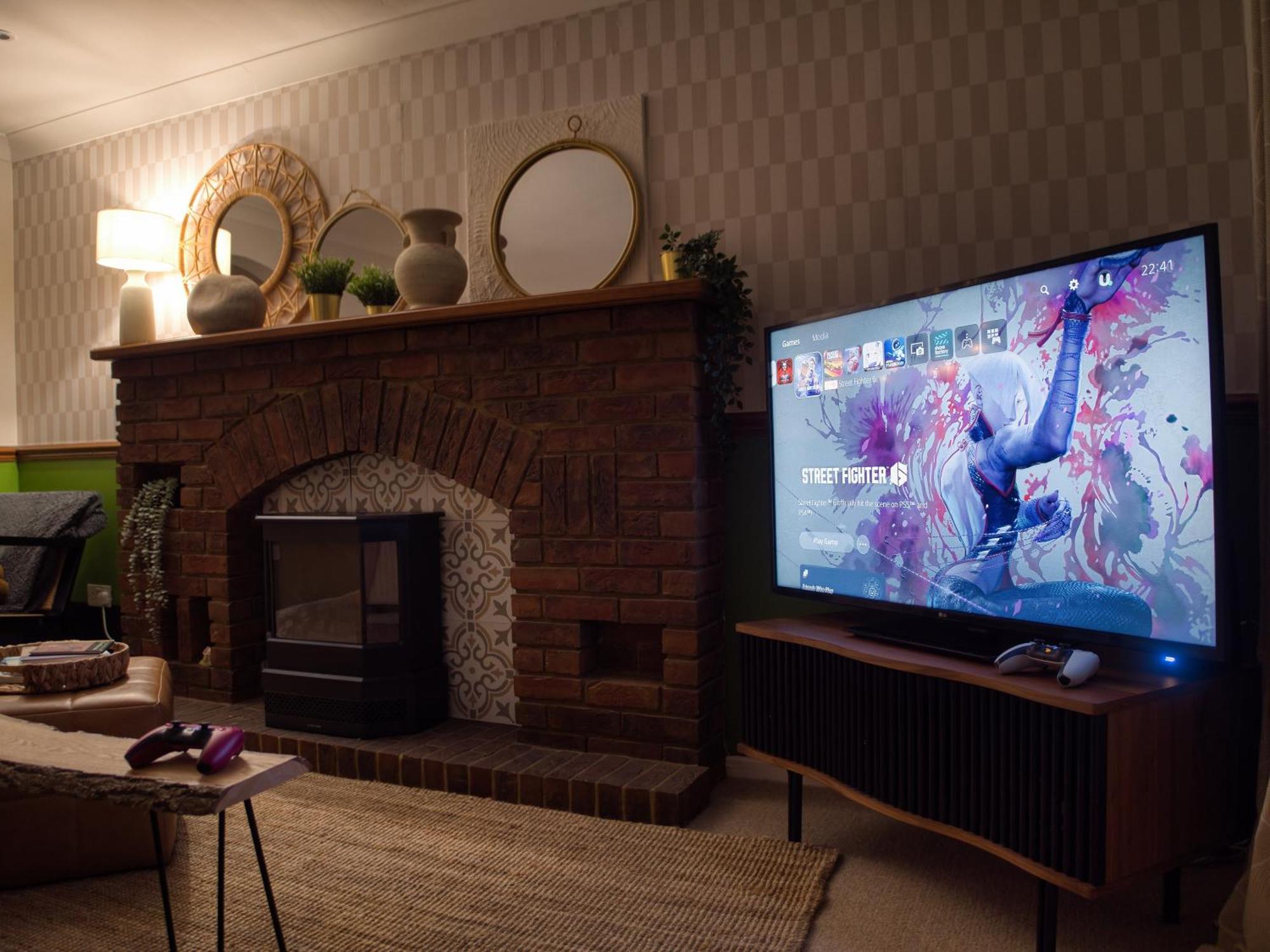 4-Bed Cotswold Getaway With Hot Tub & Gaming Room Churchdown Dış mekan fotoğraf
