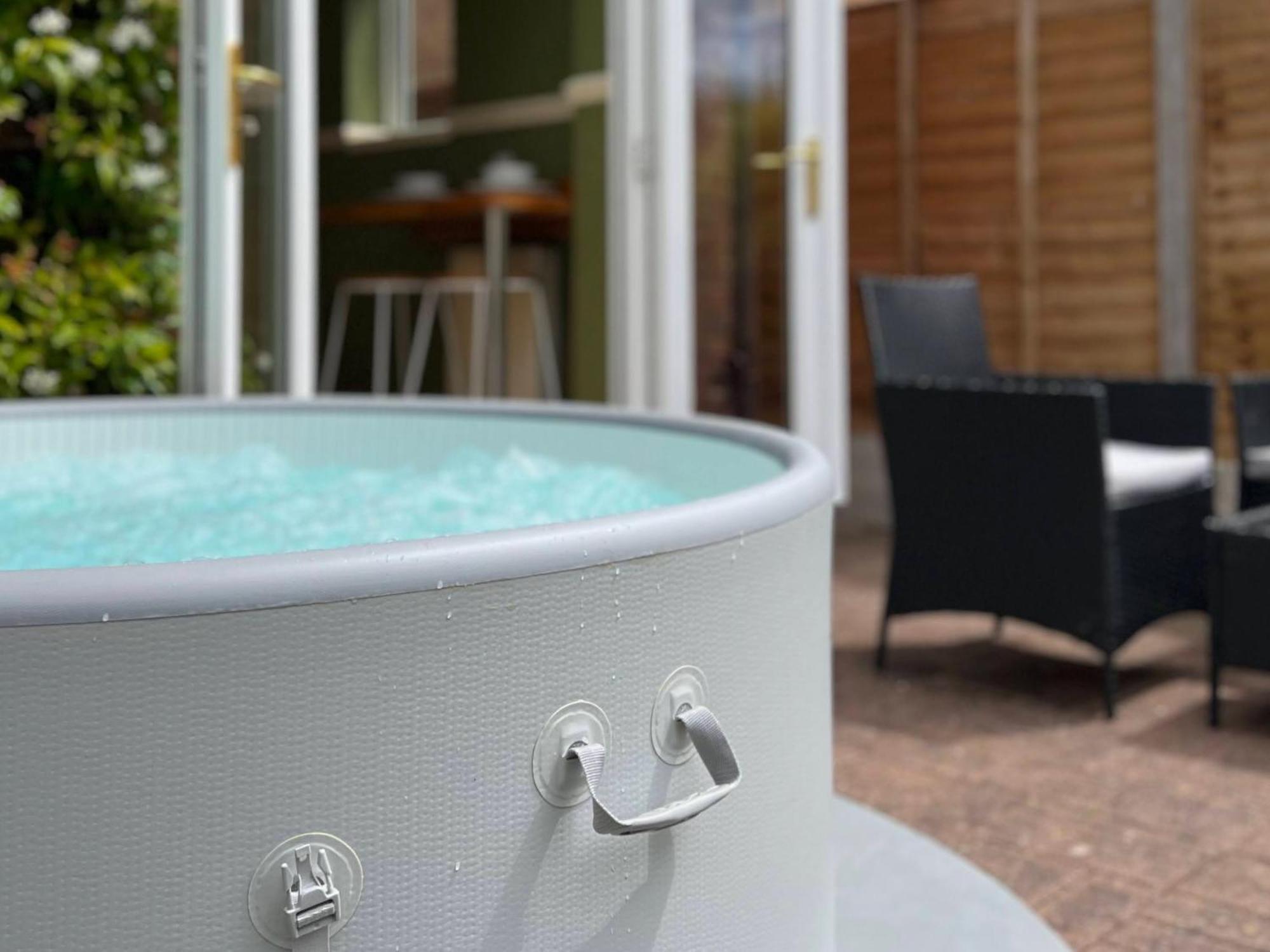 4-Bed Cotswold Getaway With Hot Tub & Gaming Room Churchdown Dış mekan fotoğraf